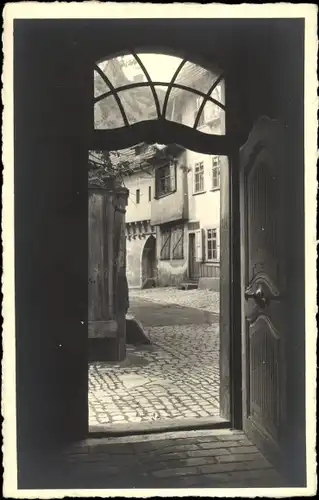 Foto Ak Erfurt in Thüringen, Blick durch die Tür auf die Straße