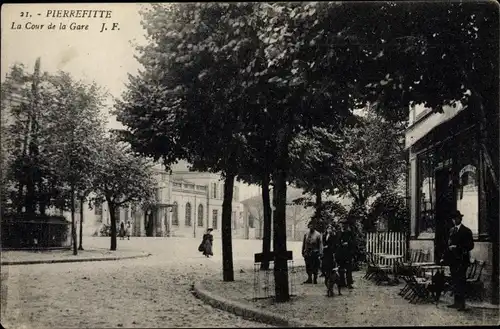 Ak Pierrefitte sur Seine, la Cour de la Gare