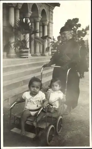 Foto Ak Frau mit zwei Kindern im Kinderwagen