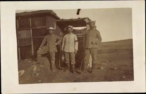 Foto Ak Deutsche Soldaten in Uniform in Afrika?, Bahnvorsteher an einer Förderbahn