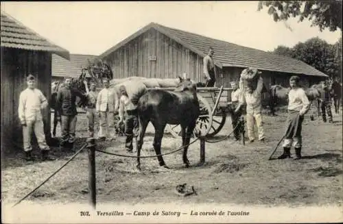 Ak Versailles Yvelines, Camp de Satory, La corvee de l'Avoine