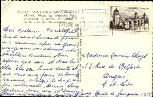 Ak Saint Pourcain sur Sioule Allier, Place du Maréchal Foch, Clocher, Beffoir