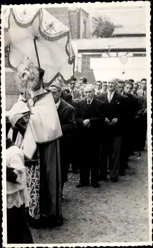 Foto Ak Religiöse Prozession, Männer in Anzügen, Geistlicher