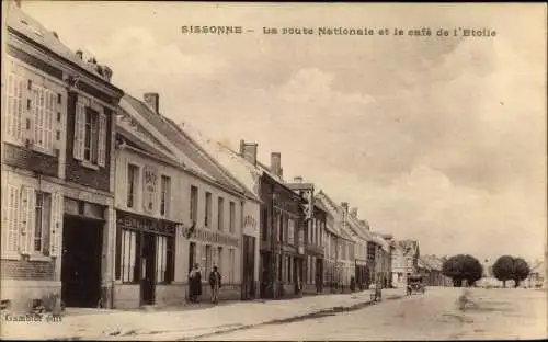 Ak Sissonne Aisne, La Route Nationale et le Café de l'Etoile