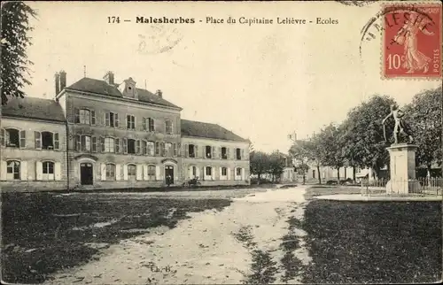 Ak Malesherbes Loiret, Place du Capitaine Lelievre, Ecoles