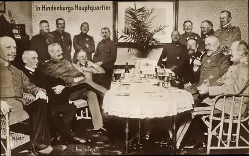 Ak In Hindenburgs Hauptquartier, Generalfeldmarschall Paul von Hindenburg, Nachtisch