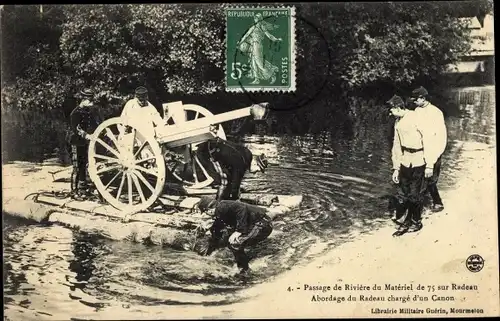 Ak Passage de Rivière du Matériel de 75 sur Radeau, Abordage du Radeau chargé d'u canon