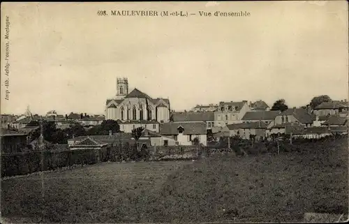 Ak Maulevrier Maine et Loire, Vue d'ensemble, Blick auf den Ort, Kirche