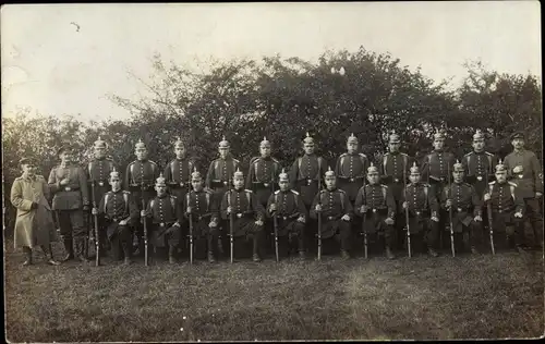 Foto Ak Deutsche Soldaten in Uniformen, Gruppenportrait, Pickelhauben, Gewehre