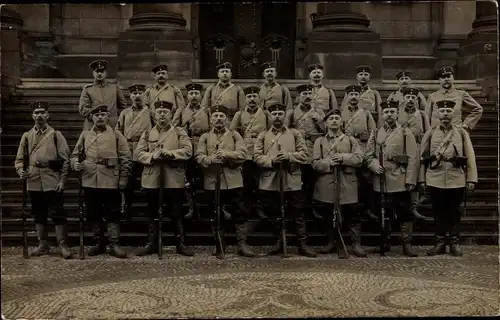 Foto Ak Deutsche Soldaten in Uniformen, Gruppenportrait, Gewehre