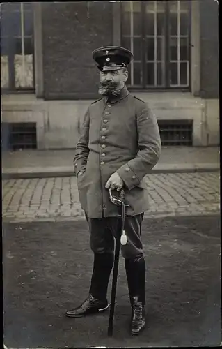 Foto Ak Deutscher Soldat in Uniform, Standportrait, Bart, Säbel