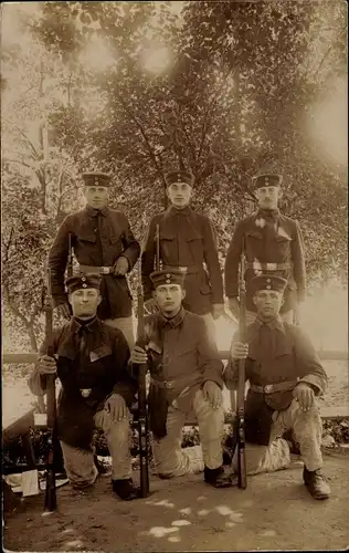 Foto Ak Deutsche Soldaten in Uniformen, Gruppenportrait, Gewehre