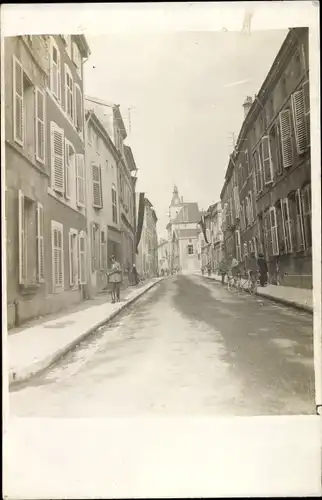 Foto Ak Saint Mihiel, Meuse, Straßenpartie, Wohnhäuser, Soldat m. Zeitung, Kirche