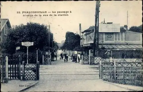 Ak Franconville Val d'Oise, Le Passage à niveau de la Rue de la Station