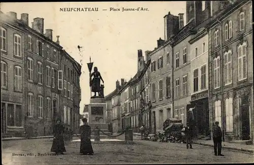 Ak Neufchateau Vosges, Place Jeanne d'Arc