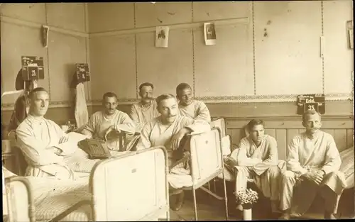Foto Ak Lazarett, Militärärzte, Sanitäter, Zither, Krankensaal