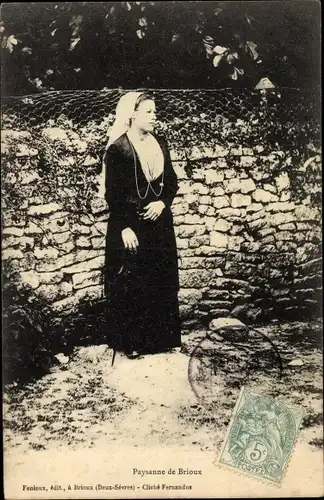 Ak Brioux Deux Sèvres, Paysanne