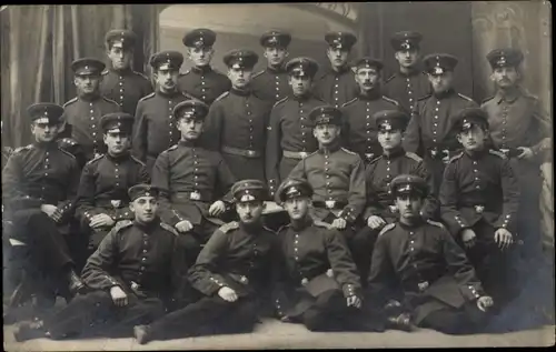 Foto Ak Deutsche Soldaten in Uniformen, Gruppenportrait, Schirmmützen