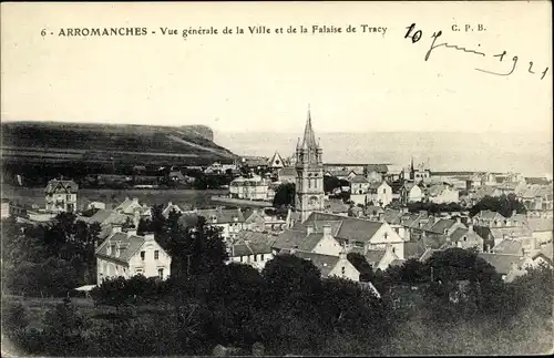 Ak Arromanches Calvados, Vue générale de la Ville et de la Falaise de Tracy