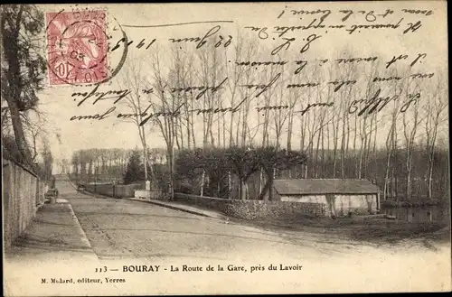 Ak Bouray Essonne, La Route de la Gare, près du Lavoir