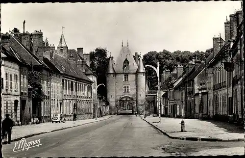 Ak Villeneuve sur Yonne, Rue Carnot, Porte de Sens