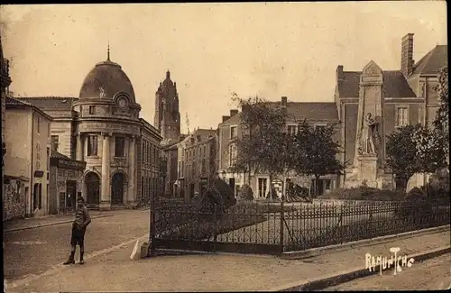 Ak Bressuire Deux Sèvres, Place Carnot, Monument