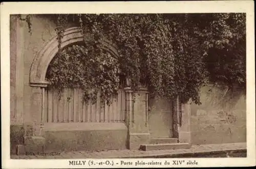 Ak Milly Essonne, Porte plein centre du XIVe siecle