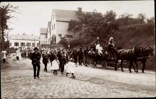 Foto Ak Kloschwitz Salzatal Sachsen Anhalt, Soldatenmarsch mit Festwagen