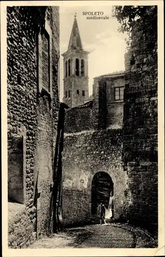 Ak Spoleto Umbria Italien, Spoleto medioevale, Gasse, Kirchturm