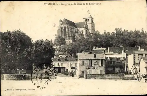 Ak Tonnerre Yonne, Vue prise de la Place de la Republique, eglise