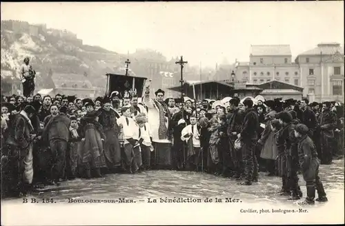 Ak Boulogne sur Mer Pas de Calais, Benediction de la Mer, pretre