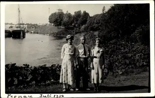 Foto Ak Pärnu Pernau Estland, Mann und zwei Frauen, Portrait 1936, Uferpartie