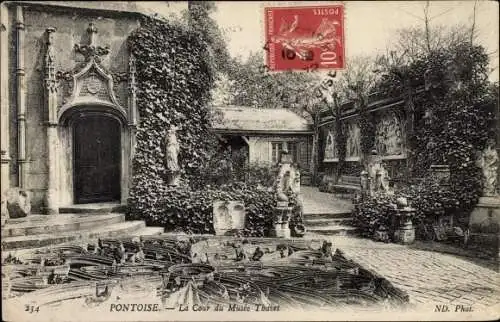 Ak Pontoise Val d'Oise, La Cour du Musee Thavet