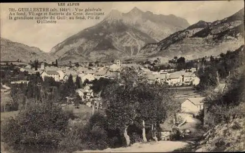 Ak Guillestre Hautes-Alpes, Vue générale, Batterie du Cros, Blick auf den Ort, Berge