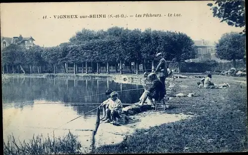 Ak Vigneux sur Seine Essonne, Les Pecheurs, le Lac, Angler