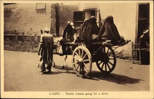 Ak Cairo Kairo Ägypten, Native women going for a drive, ägyptische Frauen auf einem Eselskarren