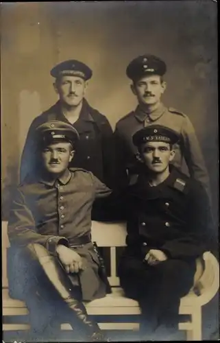 Foto Ak Deutsche Soldaten und Seeleute in Uniform, Gruppenbild