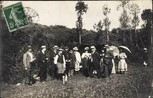 Foto Ak Deux Sèvres, Personen auf einer Wiese, Sonnenschirme