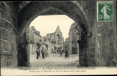 Ak Longpont Aisne, Le Village, vue prise sous la Porte fortifiee de l'Abbaye