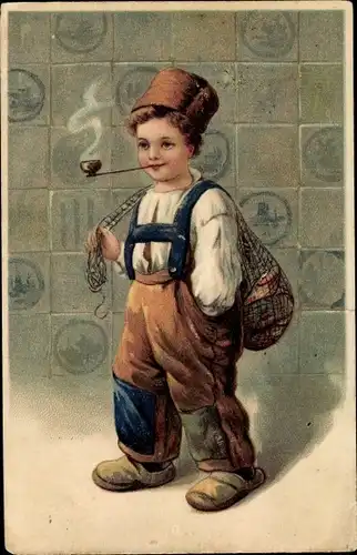 Präge Ak Junge als Fischer in niederländischer Tracht, Pfeife