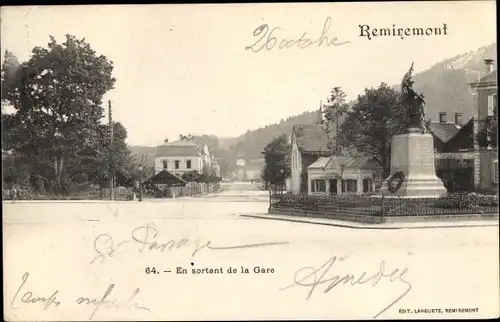 Ak Remiremont Lothringen Vosges, En sortant de la Gare, Denkmal