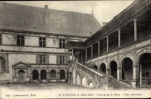 Ak St. Etienne le Molard Loire, Chateau de la Batie, Cour intérieure