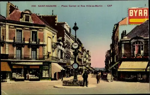 Ak Saint Nazaire Loire Atlantique, Plalce Carnot et Rue Ville es Martin, horloge