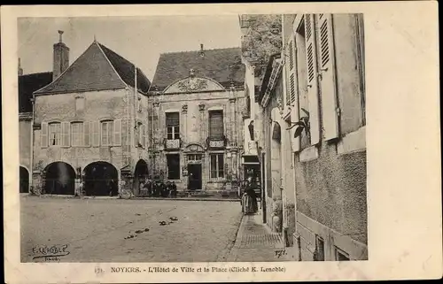 Ak Noyers Yonne, L'Hotel de Ville et le Place