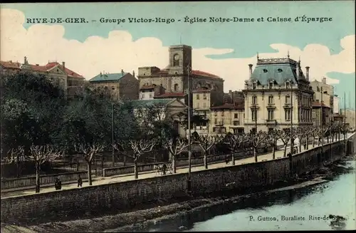 Ak Rive de Gier Loire, Groupe Victor Hugo, Église Notre Dame et Caisse d'Épargne