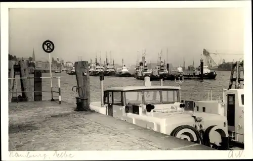 Foto Ak Hamburg, Hafenpartie, Blick von der Anlegestelle aus, Binnenschiff