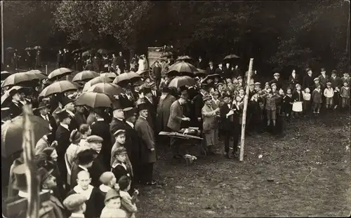 Foto Ak Wanheim Angerhausen Duisburg Nordrhein Westfalen, Fest, Menschenmenge im Regen