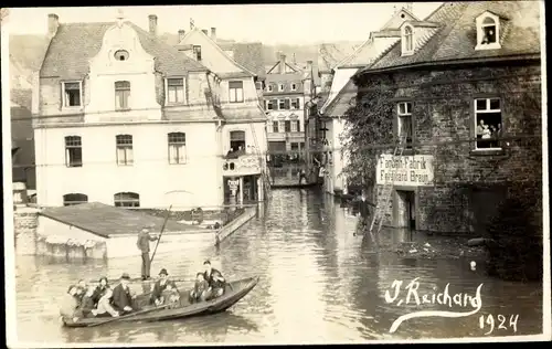 Foto Ak Überschwemmung eines Ortes 1924, Farbenfabrik Ferdinand Braun, Ruderpartie