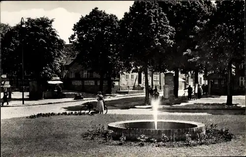 Ak Mirow in Mecklenburg Vorpommern, Am Markt, Springbrunnen