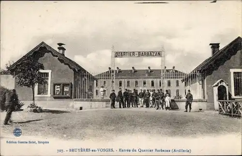 Ak Bruyeres en Vosges Lothringen Vosges, Entrée du Quartier Barbazan, Artillerie